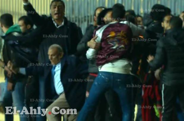 شاهد جنش يقفز من المدرجات للملعب لإشعال الخناقة ويسقط مراقب المباراة على الأرض