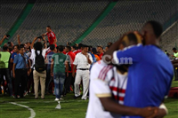 صور حزن وحسرة لاعبى الزمالك ومواساة نجوم الاهلى لهم