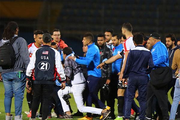 صور هزيمة الزمالك من بيراميدز واشتباكات عقب نهاية اللقاء