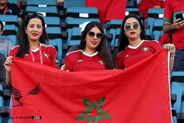 مدرجات السلام تتزين بأعلام المغرب ومجسمات الأسود في مواجهة كوت ديفوار