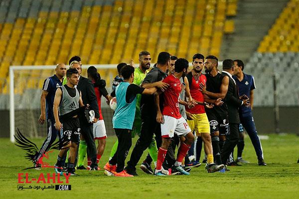 مشادات بين لاعبي الأهلي وبيراميدز وغضب الشحات عقب اللقاء