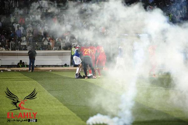 طرد لاعب الهلال أمام المريخ بالدوري السوداني يتسبب في إصابات دموية وحالات اغماء 