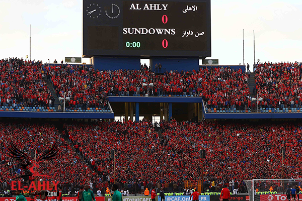 شاهد عودة جمهور الأهلي لمدرجات ستاد القاهرة وكيف أبهروا موسيماني ولاعبي صن داونز