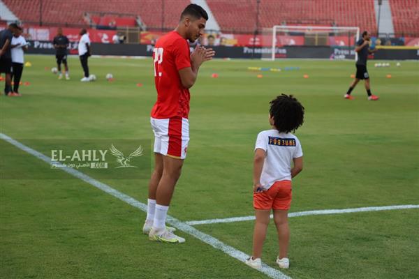 طفل يعطل تقاليد محمد شريف وممر شرفي لأبطال إفريقيا في أبرز كواليس مباراة الأهلي والإنتاج