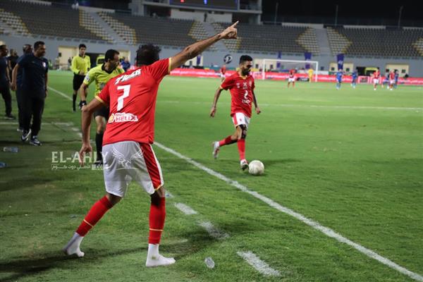 عدسة El-Ahly.com ترصد لقطات لم تظهر تلفزيونيًا لدكة الأهلي قبل هدف بواليا في شباك أسوان