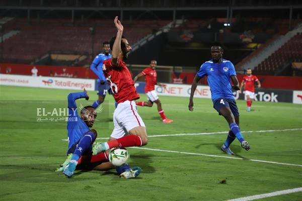 في 9 لقطات.. هل استحق أحمد عبد القادر ركلة جزاء أمام الهلال السوداني؟