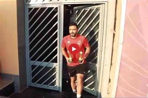 محمود وحيد يسلم أجايي والشحات جوائز الأفضل من لاعبي الأهلي في شهر سبتمبر