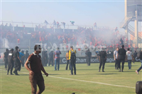 اشتباك داخلى بين جروب التراس اهلاوى بمباراة ليوبارد