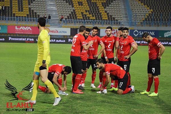 الشناوي يترك الصورة الجماعية للاعبي الأهلي ويذهب لدورة المياه قبل لقاء النجوم