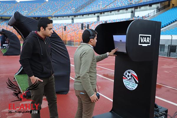 تجهيزات تشغيل تقنية الفيديو في ستاد القاهرة قبل انطلاق مباراة الأهلي وسموحة