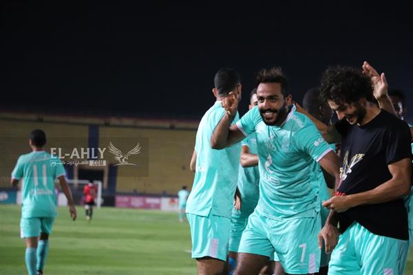 احتفالات لاعبي الأهلي بالثلاثية في شباك نادي مصر
