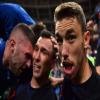 شاهد ماذا التقطت عدسة المصور أثناء سقوطه بين لاعبي كرواتيا واحتفالهم بهدف الفوز