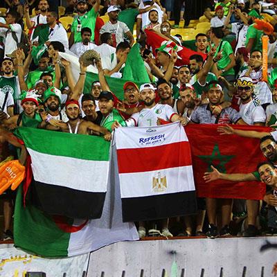 علم مصر والمغرب وقميص الأهلي في مدرجات جمهور الجزائر خلال مباراة تنزانيا