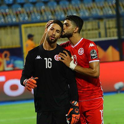 الدراما في أبهى صورها.. حارس تونس ينقذ ساسي ويتألق في التصدي لركلة جزاء