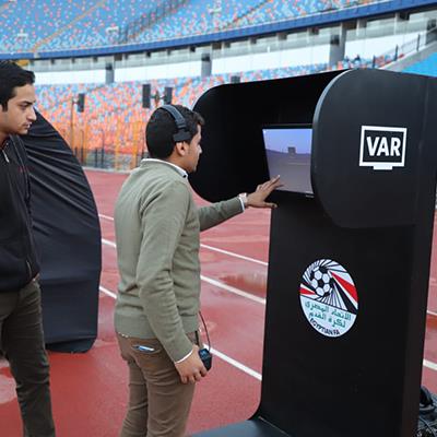 تجهيزات تشغيل تقنية الفيديو في ستاد القاهرة قبل انطلاق مباراة الأهلي وسموحة