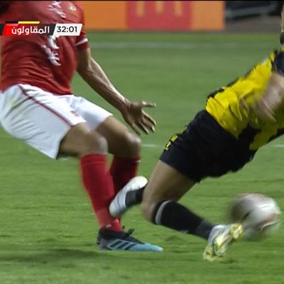 الاحتواء ضد الأهلي لا يتوقف عند محمد عادل.. يرفض طرد لاعب المقاولون والفار شاهد مشافش حاجة